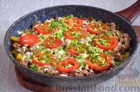 Фото приготовления рецепта: Жареная картошка с фаршем, сыром и помидорами - шаг №12