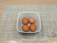 Фото приготовления рецепта: Салат с кальмарами, сыром, грецкими орехами и яйцами - шаг №3