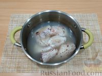 Фото приготовления рецепта: Салат с кальмарами, сыром, грецкими орехами и яйцами - шаг №5