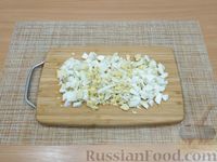 Фото приготовления рецепта: Салат с кальмарами, сыром, грецкими орехами и яйцами - шаг №4