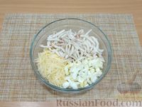 Фото приготовления рецепта: Салат с кальмарами, сыром, грецкими орехами и яйцами - шаг №12