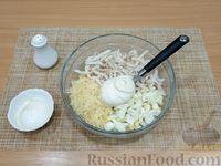 Фото приготовления рецепта: Салат с кальмарами, сыром, грецкими орехами и яйцами - шаг №13
