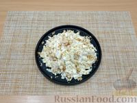 Фото приготовления рецепта: Салат с кальмарами, сыром, грецкими орехами и яйцами - шаг №15