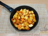 Фото приготовления рецепта: Курица, тушенная с картошкой и стручковой фасолью - шаг №9