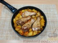 Фото приготовления рецепта: Курица, тушенная с картошкой и стручковой фасолью - шаг №12