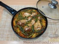 Фото приготовления рецепта: Курица, тушенная с картошкой и стручковой фасолью - шаг №15