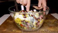 Фото приготовления рецепта: Салат с фасолью, кукурузой, копчёной колбасой и помидорами - шаг №3