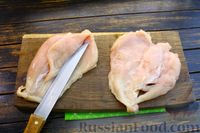Фото приготовления рецепта: Рулеты из куриного филе с вишней, запечённые в фольге - шаг №2