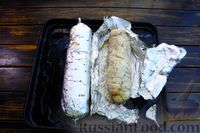 Фото приготовления рецепта: Рулеты из куриного филе с вишней, запечённые в фольге - шаг №16