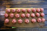 Фото приготовления рецепта: Щи из свежей капусты с мясными фрикадельками и томатным соком - шаг №4