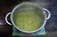 Фото приготовления рецепта: Щи из свежей капусты с мясными фрикадельками и томатным соком - шаг №9
