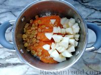 Фото приготовления рецепта: Тыквенная каша с рисом, яблоком и изюмом, на топлёном молоке - шаг №8