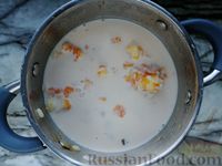 Фото приготовления рецепта: Тыквенная каша с рисом, яблоком и изюмом, на топлёном молоке - шаг №10