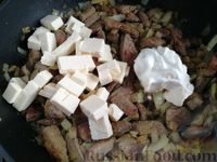 Фото приготовления рецепта: Печень в сметанно-сырном соусе - шаг №7