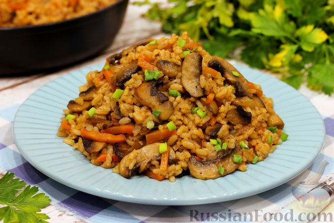 Рис с грибами на сковороде