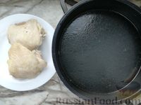 Фото приготовления рецепта: Куриный суп с тыквой, плавленым сыром и рисом - шаг №6