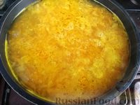 Фото приготовления рецепта: Куриный суп с тыквой, плавленым сыром и рисом - шаг №10