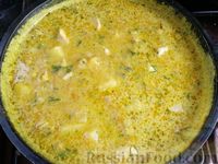 Фото приготовления рецепта: Куриный суп с тыквой, плавленым сыром и рисом - шаг №14