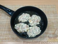 Фото приготовления рецепта: Рубленые куриные котлеты с сыром и сметаной - шаг №12