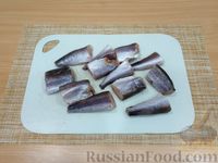 Фото приготовления рецепта: Рыба, тушенная с луком в томатно-горчичном соусе - шаг №2