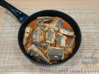 Фото приготовления рецепта: Рыба, тушенная с луком в томатно-горчичном соусе - шаг №11