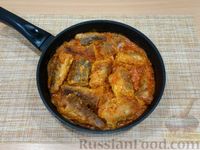 Фото приготовления рецепта: Рыба, тушенная с луком в томатно-горчичном соусе - шаг №12