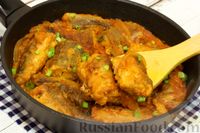 Фото приготовления рецепта: Рыба, тушенная с луком в томатно-горчичном соусе - шаг №14