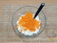 Фото приготовления рецепта: Сырники с морковью и грушей - шаг №4