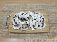 Фото приготовления рецепта: Рис с грибами и соевым соусом (на сковороде) - шаг №2
