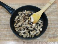Фото приготовления рецепта: Рис с грибами и соевым соусом (на сковороде) - шаг №3
