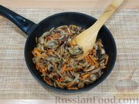 Фото приготовления рецепта: Рис с грибами и соевым соусом (на сковороде) - шаг №5