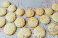 Фото приготовления рецепта: Песочные пирожные "Ёлочки" с масляным кремом - шаг №9