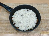 Фото приготовления рецепта: Рис с грибами и соевым соусом (на сковороде) - шаг №6