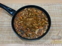 Фото приготовления рецепта: Рис с грибами и соевым соусом (на сковороде) - шаг №8