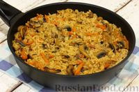 Фото приготовления рецепта: Рис с грибами и соевым соусом (на сковороде) - шаг №9