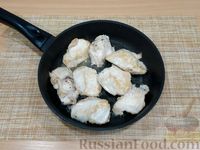 Фото приготовления рецепта: Куриное филе, тушенное с брокколи в сливочном соусе - шаг №4