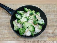 Фото приготовления рецепта: Куриное филе, тушенное с брокколи в сливочном соусе - шаг №7