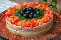 Фото к рецепту: Салат с копчёной курицей, овощами, плавленым сыром, яйцами и маслинами