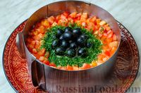 Фото приготовления рецепта: Салат с копчёной курицей, овощами, плавленым сыром, яйцами и маслинами - шаг №14