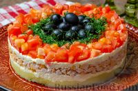 Фото приготовления рецепта: Салат с копчёной курицей, овощами, плавленым сыром, яйцами и маслинами - шаг №16