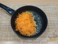 Фото приготовления рецепта: Морковный омлет с сыром - шаг №3