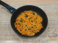 Фото приготовления рецепта: Морковный омлет с сыром - шаг №4