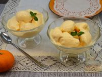 Фото к рецепту: Мороженое из сметаны со сгущёнкой и мандаринами