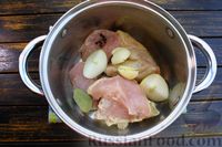 Фото приготовления рецепта: Томатный суп с курицей, кукурузой и рисом - шаг №2