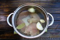 Фото приготовления рецепта: Томатный суп с курицей, кукурузой и рисом - шаг №3