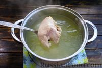 Фото приготовления рецепта: Томатный суп с курицей, кукурузой и рисом - шаг №4