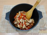 Фото приготовления рецепта: Тушёная капуста с мясом и макаронами - шаг №6