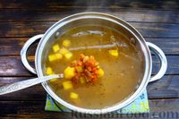 Фото приготовления рецепта: Томатный суп с тыквой, курицей и кукурузой - шаг №14