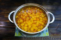 Фото приготовления рецепта: Томатный суп с тыквой, курицей и кукурузой - шаг №15