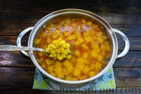 Фото приготовления рецепта: Томатный суп с тыквой, курицей и кукурузой - шаг №16